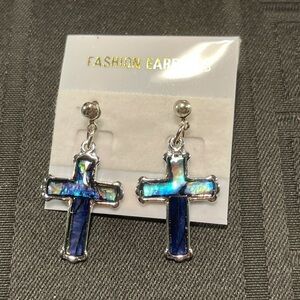 👋 3/$15 Cross Natural Shell 1” stud earrings NWT 🌈🟦